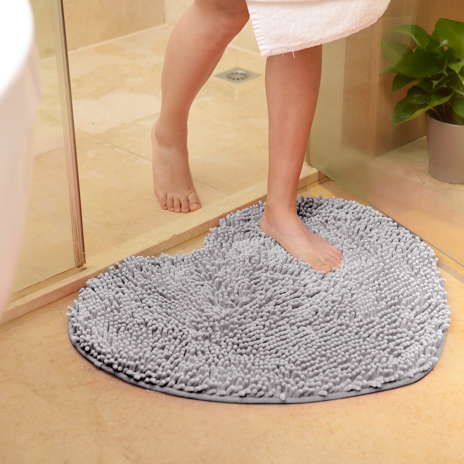 A Soft Velvet Heart-Shaped Door Mat, Non-Slip Bathroom Carpet, Suitable for Home Decoration Super Absorbent Carpet